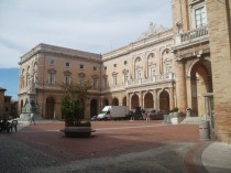 Recanati: Piazza Leopardi e Palazzo Comunale.