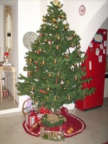 Natale 2009. Il nostro albero con il presepe a due piani.