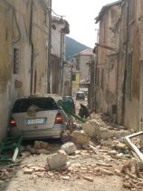 L'Aquila. Case e auto distrutte dal sisma.