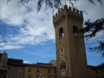 Recanati: la Torre del Borgo nella Piazza Leopardi.